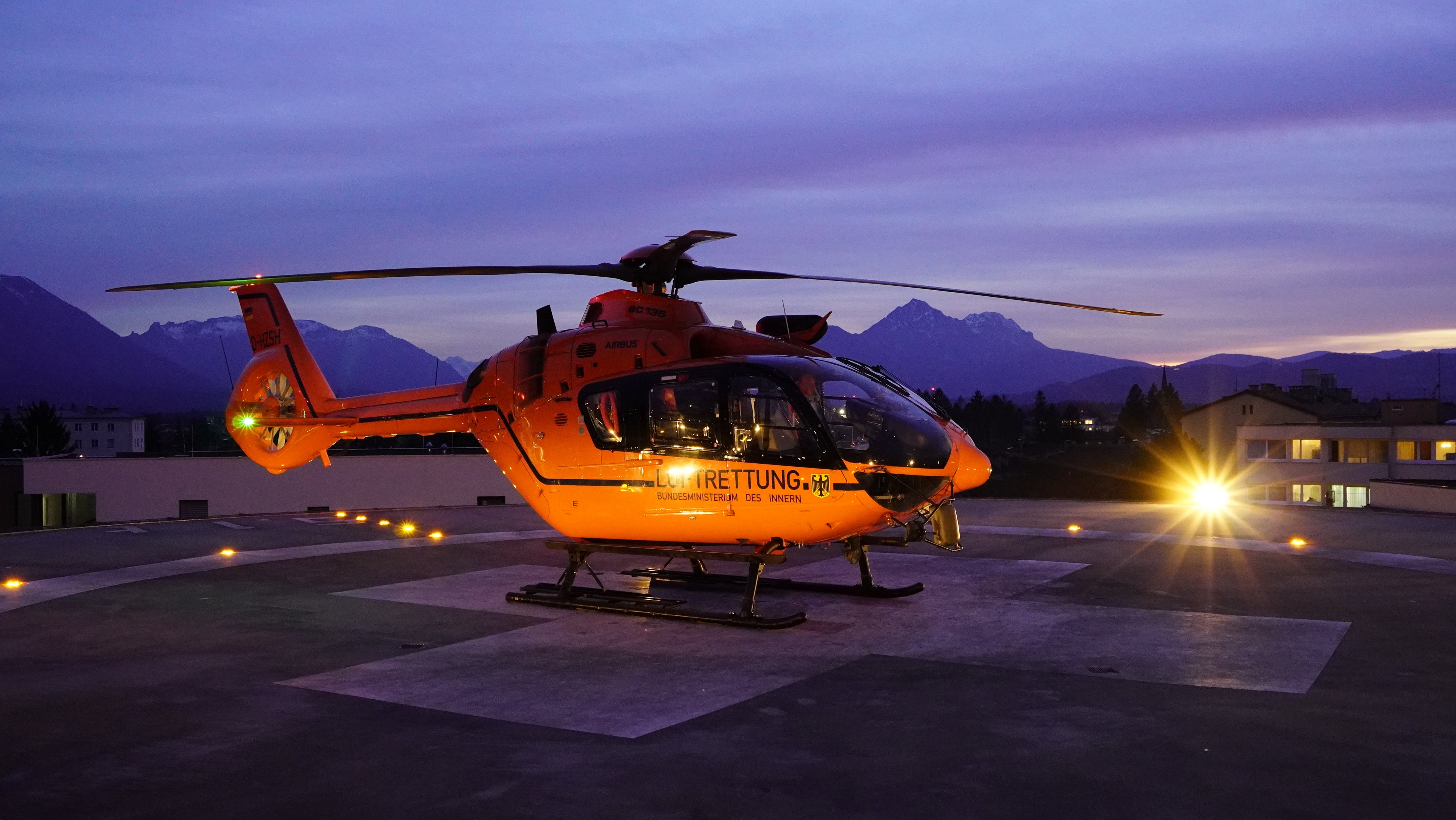 Rettungshubschrauber Christoph 14 auf Hangar Landeplatz mit Abendstimmung