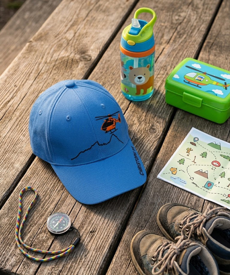 Cap blau für Kinder, zusammen mit Schuhen, Trinkflasche, Brotzeitbox, Kompass und Karte