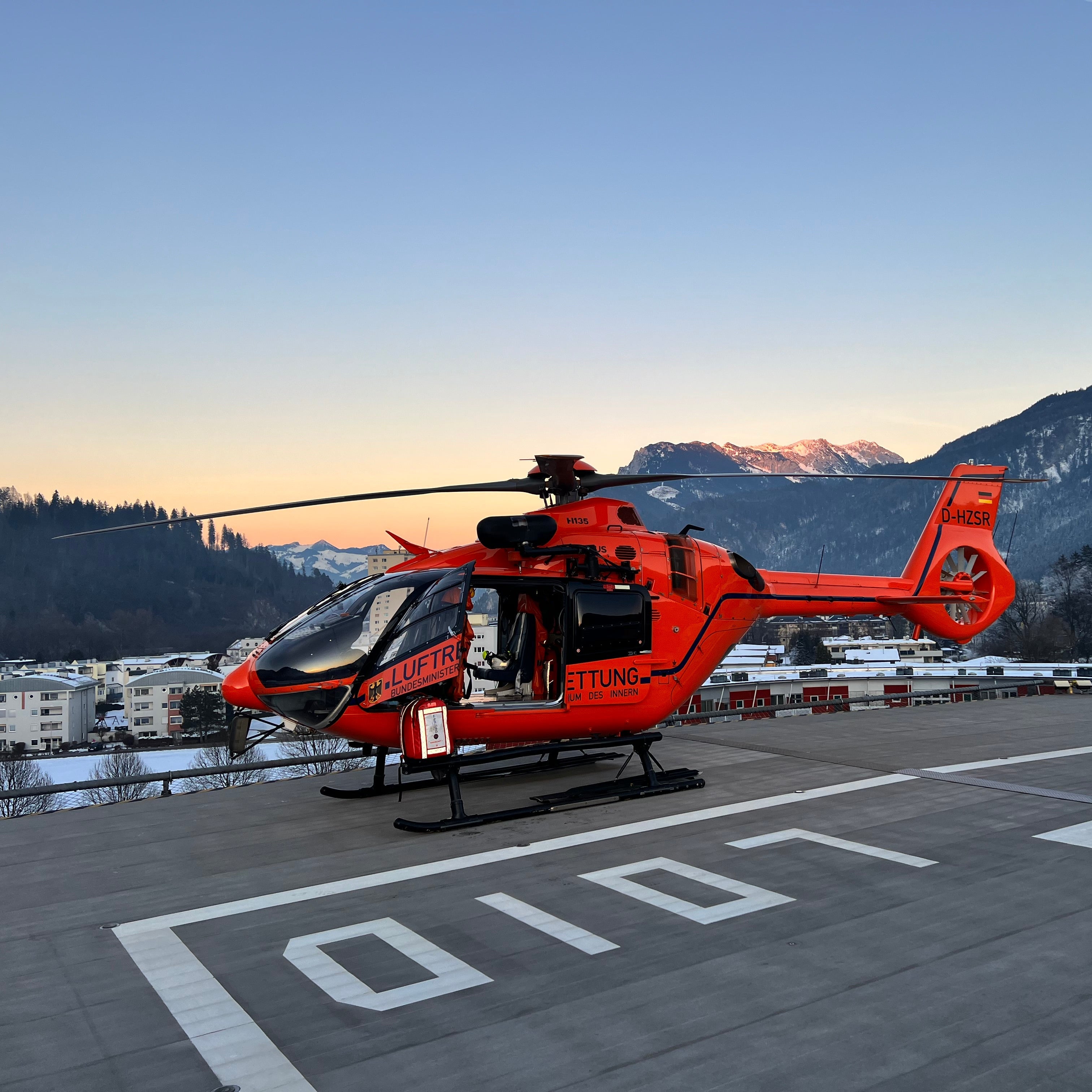 Hubschrauber auf Hangar Landeplatz