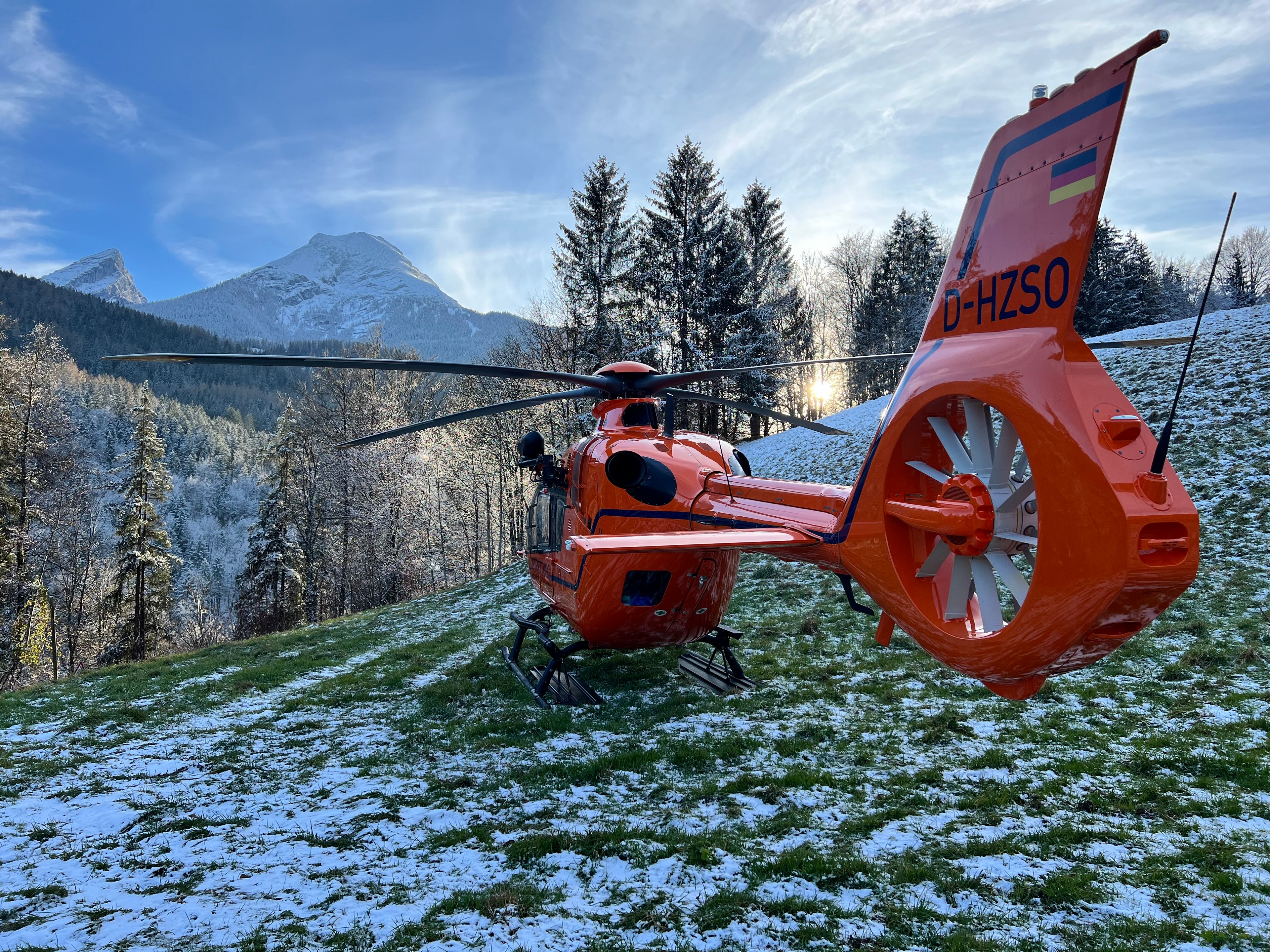 Hubschrauber Christoph 14 gelandet auf verschneiter Bergweise in der Ramsau, Berchtesgadener Land