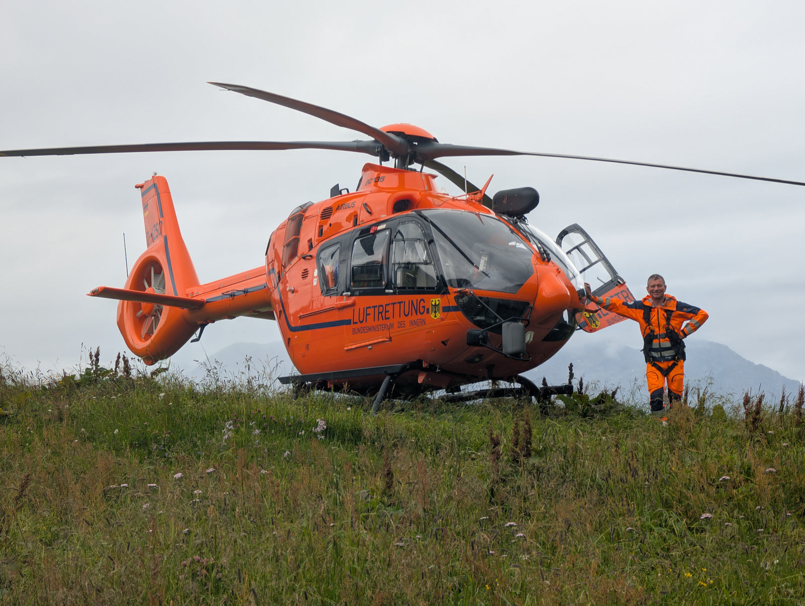 Rettungshubschrauber Christoph 14 mit Rettungssanitäter auf einer Wiese in der Nähe vom Stahlhaus