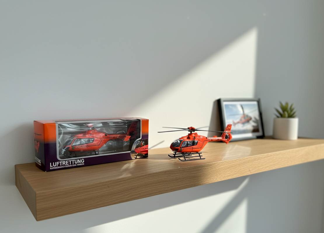 Modellhubschrauber Christoph 14 klein ausgepackt auf Regalbrett mit Originalverpackung und Bild daneben